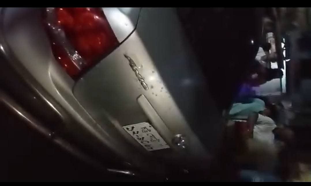 চট্টগ্রামে দুর্বৃত্তদের গুলিতে ক্ষতিগ্রস্ত প্রাইভেট কার