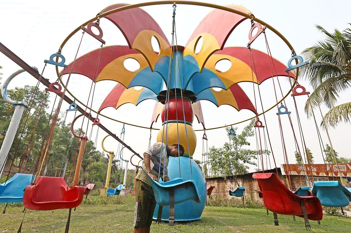 চরকি ঠিকঠাক করছেন একজন। 