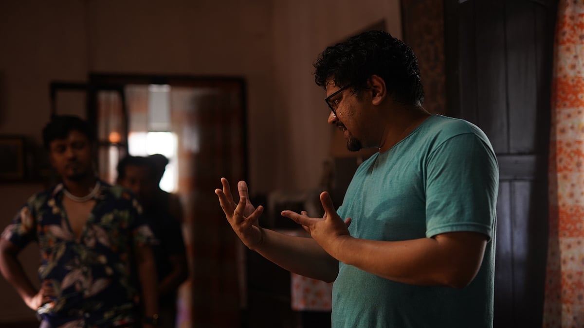 ‘২ ষ’–এর শুটিংয়ে পরিচালক নুহাশ হুমায়ূন