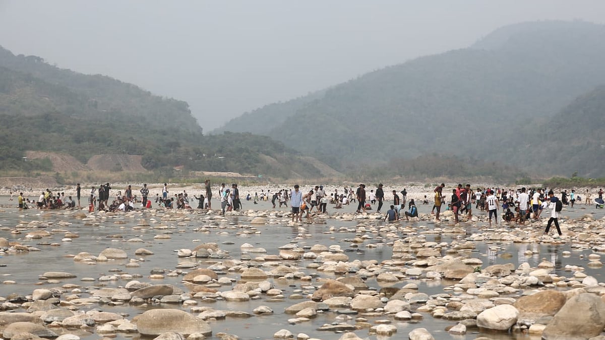 জল-পাথরে পর্যটকদের কোলাহল