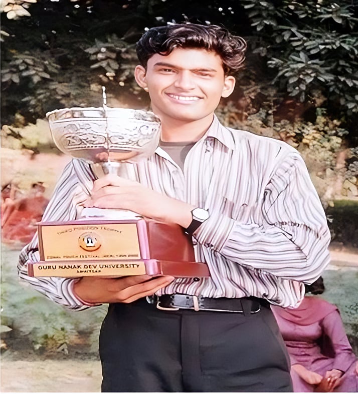 ৫০০ টাকা বেতনের চাকরি করতেন, এখন ৪০০ কোটি টাকার মালিক