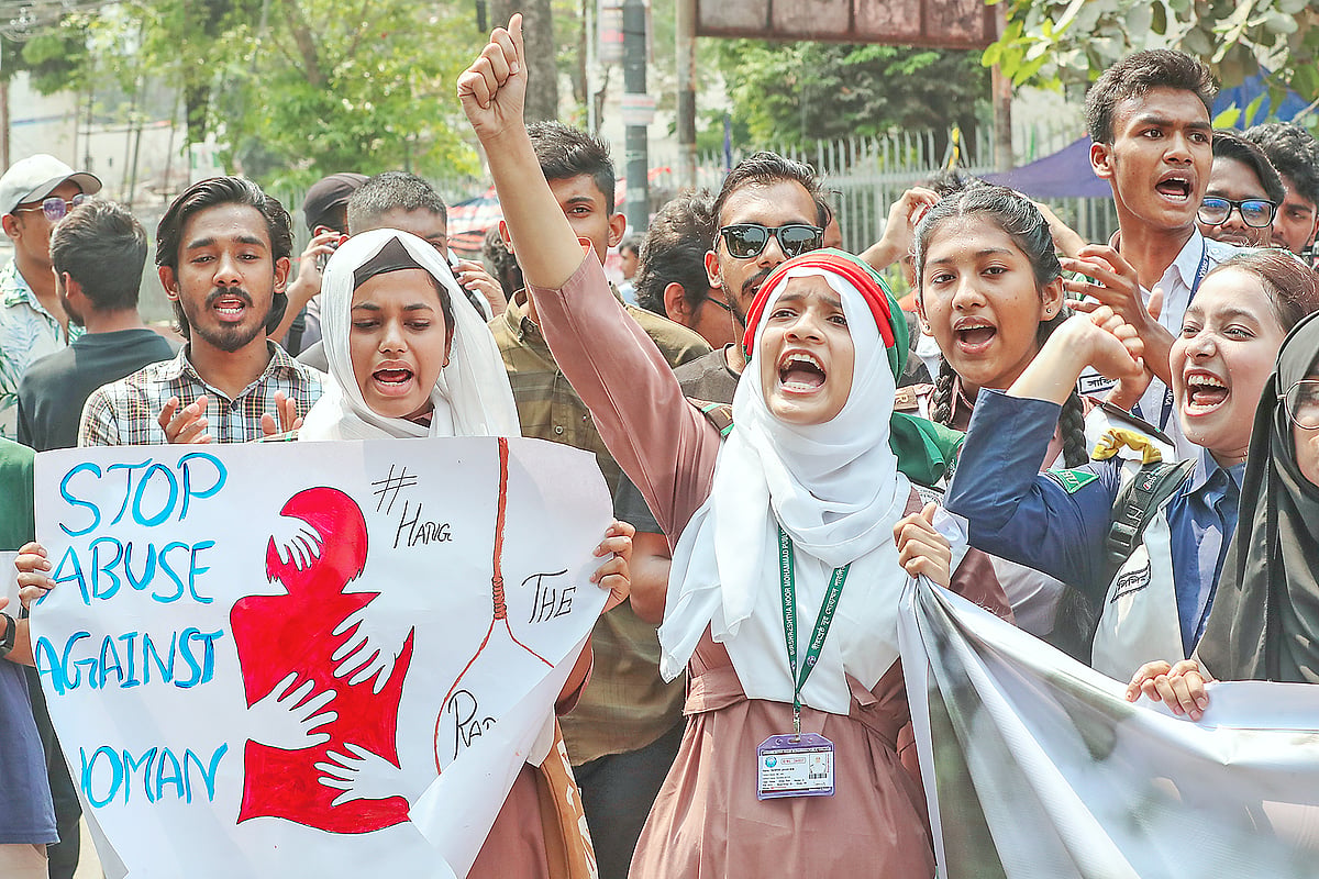 নারী ও শিশু নিপীড়ন বন্ধের দাবিতে শিক্ষার্থীদের প্রতিবাদ
