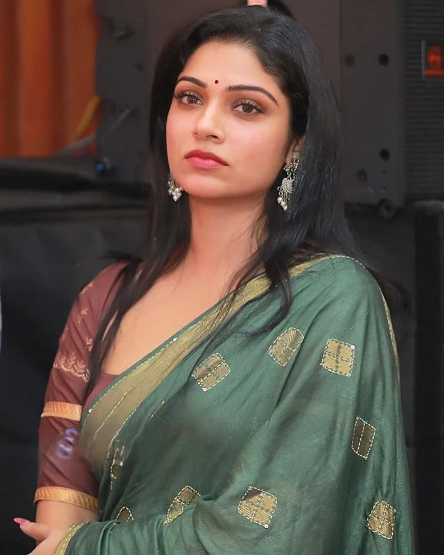 শাড়ি পরতে ভালোবাসেন না, এমন নারীর দেখা মেলা ভার