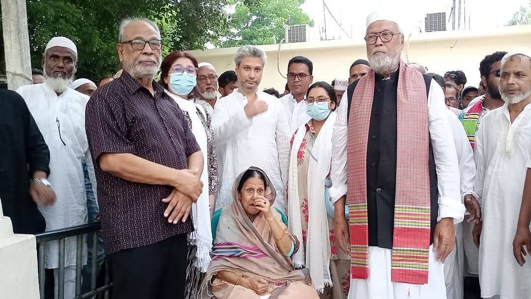 মায়ের কবরের পাশে পরিবারের সদস্য ও নেতা–কর্মীদের সঙ্গে বঙ্গবীর কাদের সিদ্দিকী ও লতিফ সিদ্দিকী। টাঙ্গাইলের কালিহাতী উপজেলার ছাতিহাটি গ্রামে