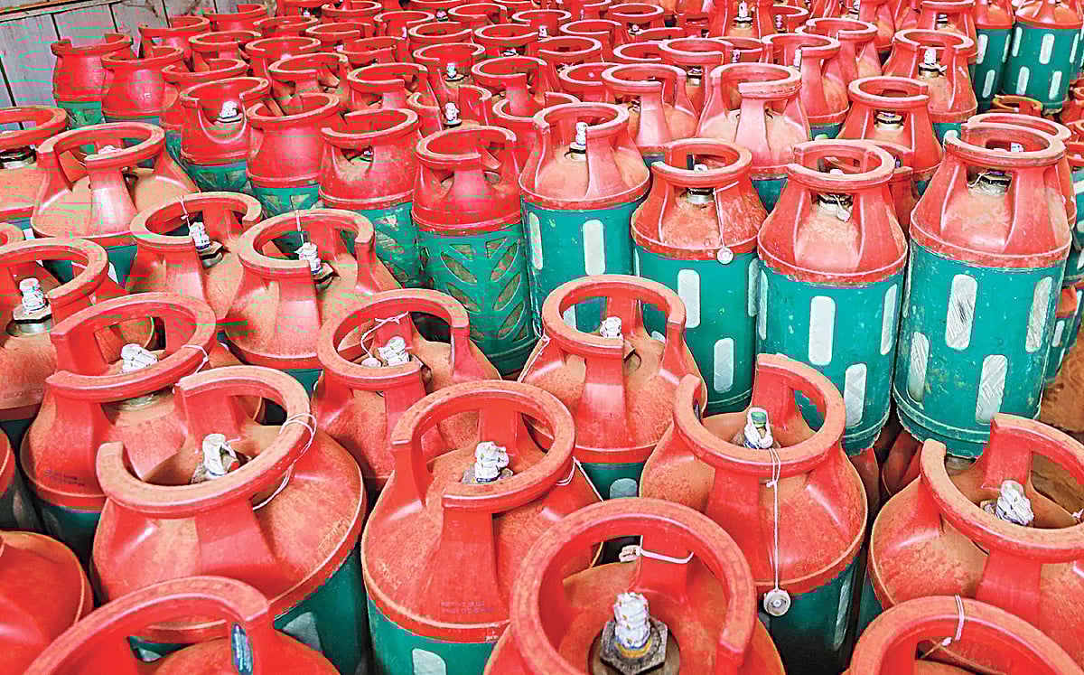 ১২ কেজি এলপিজি সিলিন্ডারে দাম বাড়ল ৩৮ টাকা