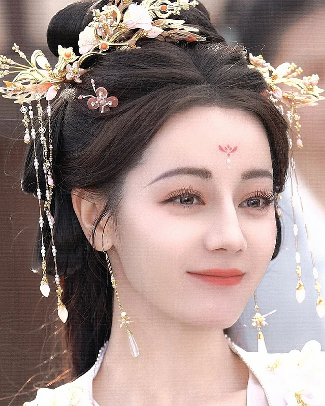 পোশাকের সঙ্গে সঙ্গে এই উইঘুর সুন্দরীর নজরকাড়া সাজ আর হেয়ারস্টাইল বেশ পছন্দ করেন ভক্তরা