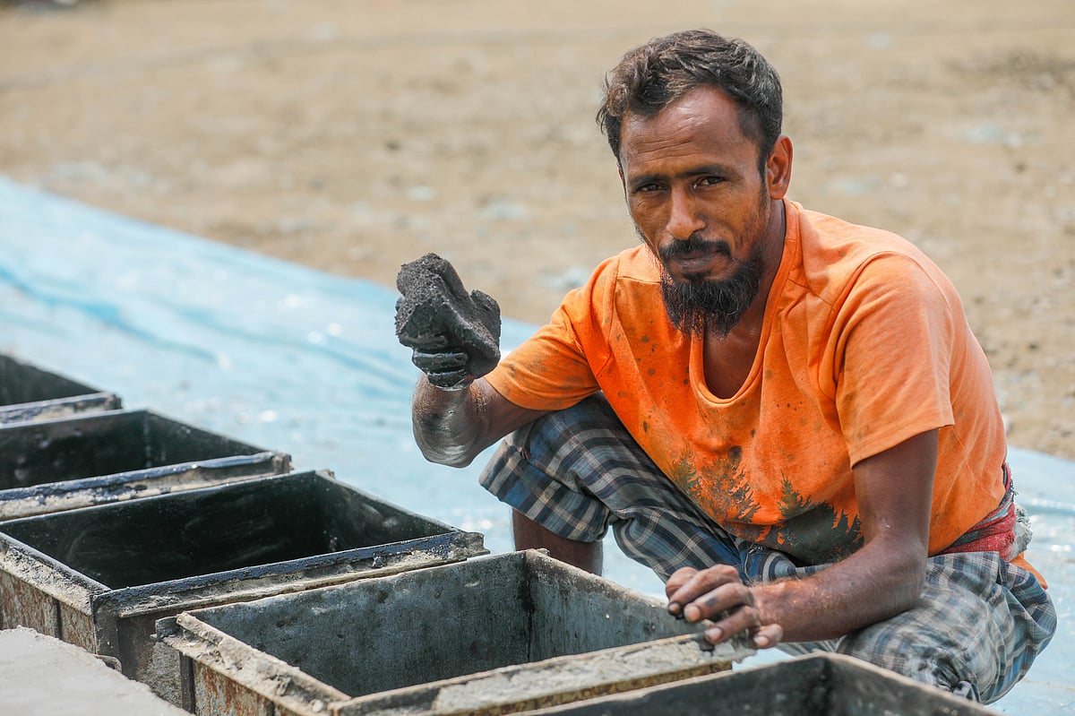ব্লক তৈরির ছাঁচে আগে পোড়া মবিল লেপ্টে দিয়ে পিচ্ছিল করা হয়, যেন ব্লক থেকে ছাঁচ সহজে আলাদা হয়।
