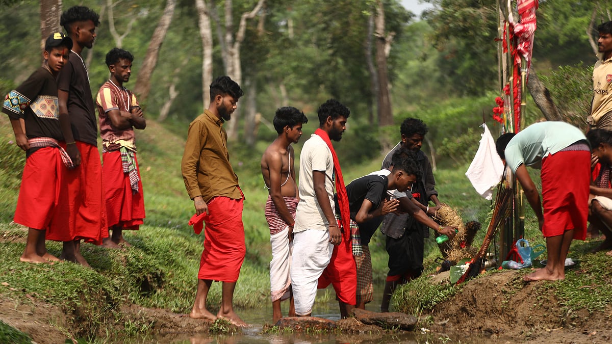 চা-বাগানের ছড়ায় পূজা শুরু করছেন ভক্তরা 