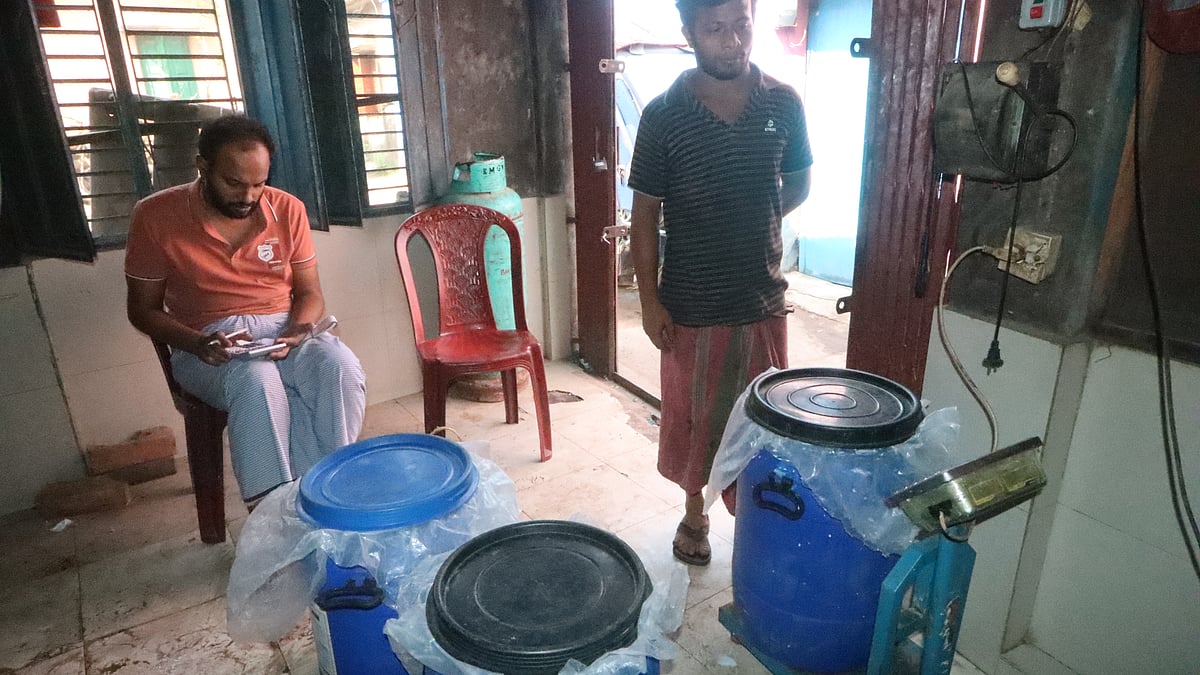 খামারিদের নিয়ে আসা গরুর খাঁটি দুধ মেপে রাখা হচ্ছে