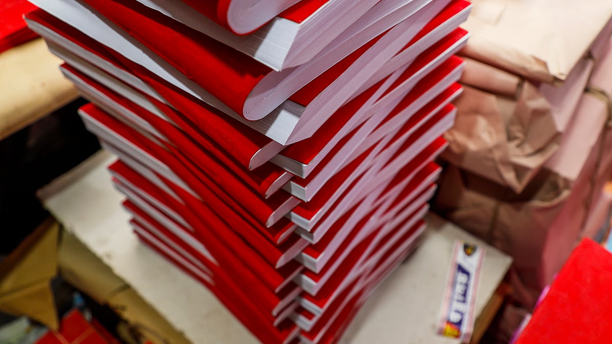 হালখাতার কাগজ চাপা দিয়ে রাখা হয়েছে।