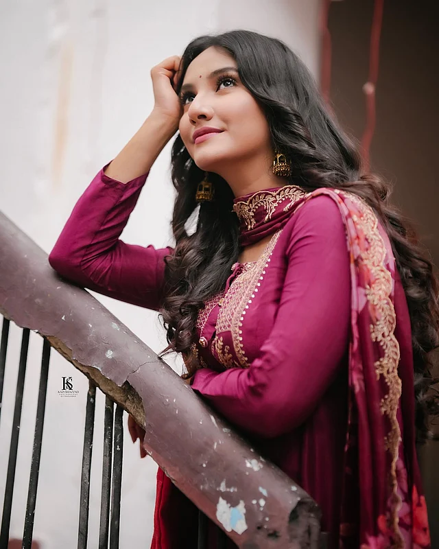 মেরুন সালওয়ার কামিজে স্নিগ্ধ ফারিন 