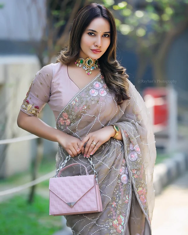 পার্টি লুকেও মিনিমালিজম আনা যায়। ফারিনের প্যাস্টেল লাতে শাড়ি, ম্যাচিং ব্লাউজ আর চোকারের সঙ্গে নো মেকআপ মেকআপ লুক তাই বলছে। সঙ্গে আছে স্টাইলিশ ব্যাগ