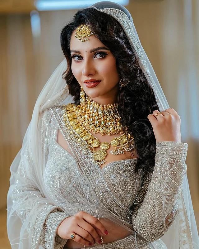 ঝলমলে ব্রাইডাল লুকে দেখা দিয়েছেন তিনি প্যাস্টেল লেহেঙ্গা আর জমকালো চোকার, হার, দুল ও টিকলিতে