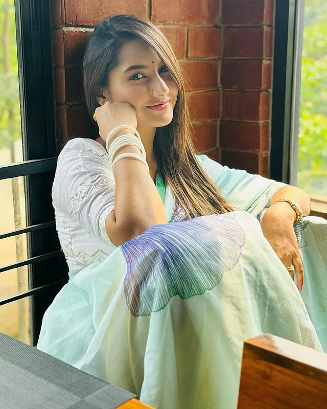 সব ছাপিয়ে সাদামাটা শাড়ির লুকে ফারিনের স্নিগ্ধ সাজ মন কাড়ে সকলের