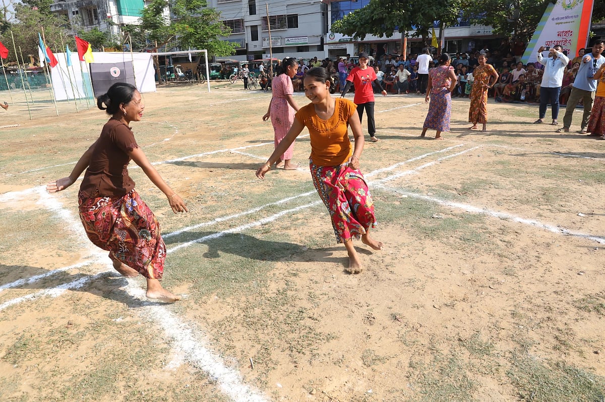 দাঁড়িয়াবান্ধা খেলা খেলছেন পাহাড়ি নারীরা