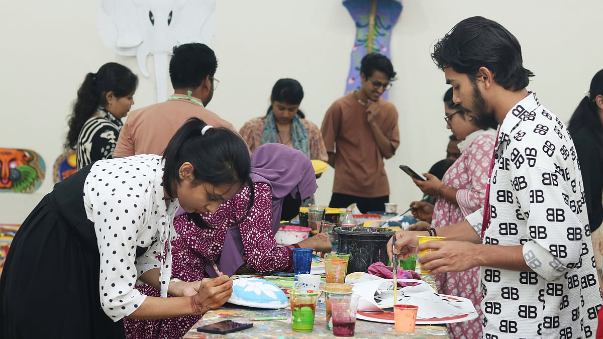 ঢাকা বিশ্ববিদ্যালয়ের চারুকলার শিক্ষার্থীদের কাটছে ব্যস্ত সময়। ছবি তুলেছেন প্রাণিবিদ্যা বিভাগের শিক্ষার্থী রিপন চন্দ্র রায়