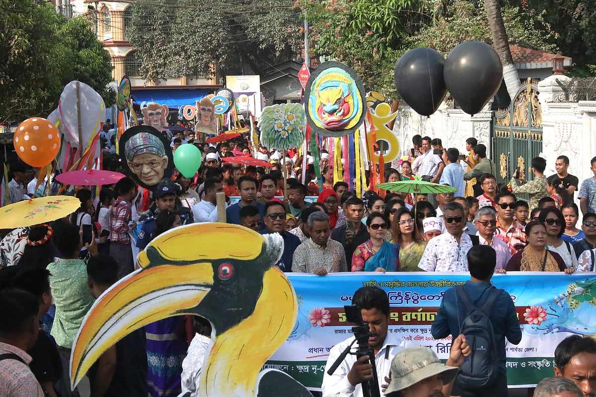 মারমা সম্প্রদায়ের সাংগ্রাইং শোভাযাত্রায় অংশগ্রহণ করেন নানা সম্প্রদায়ের মানুষ। 