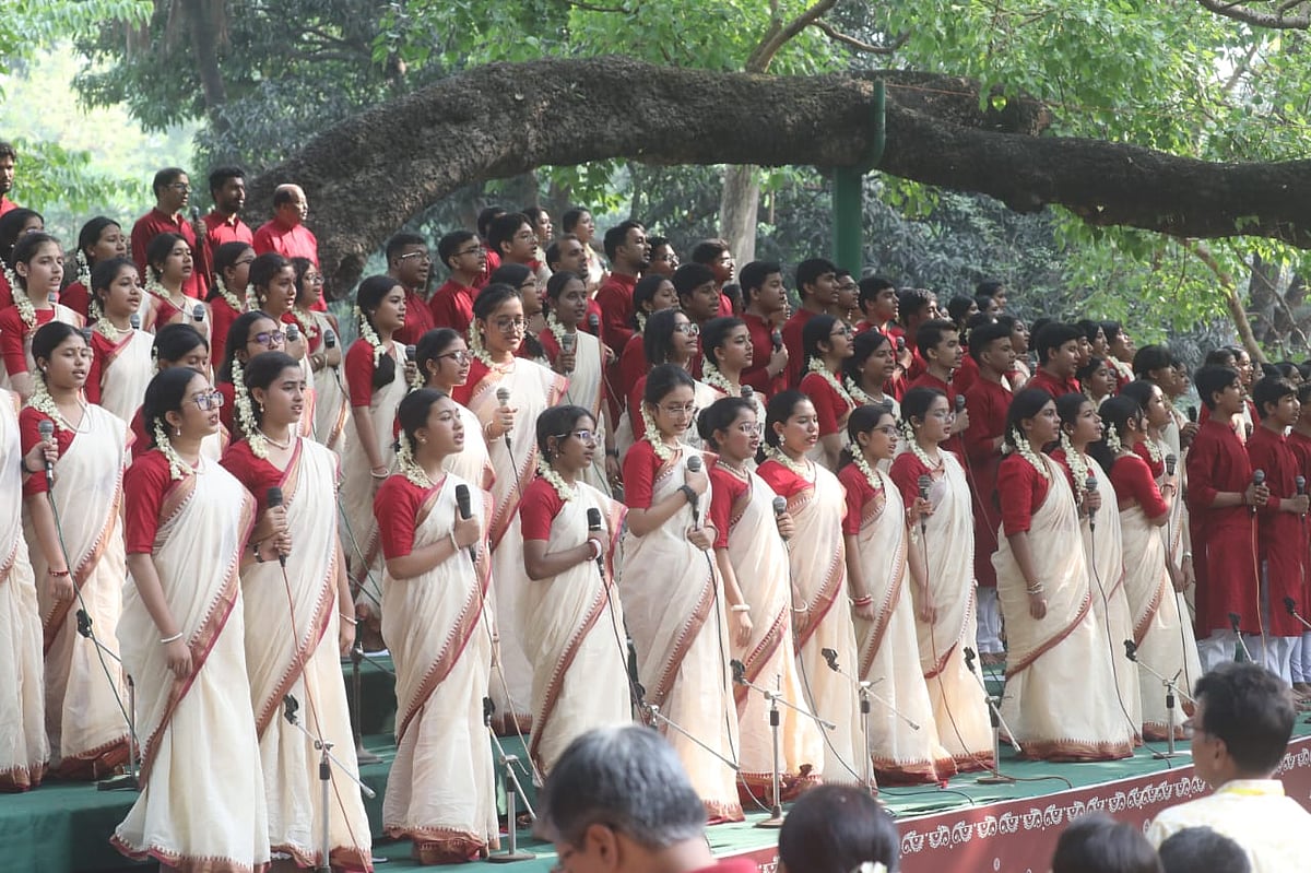 সুরে সুরে নতুন বছরকে বরণ করে নেন ছায়ানটের শিল্পীরা