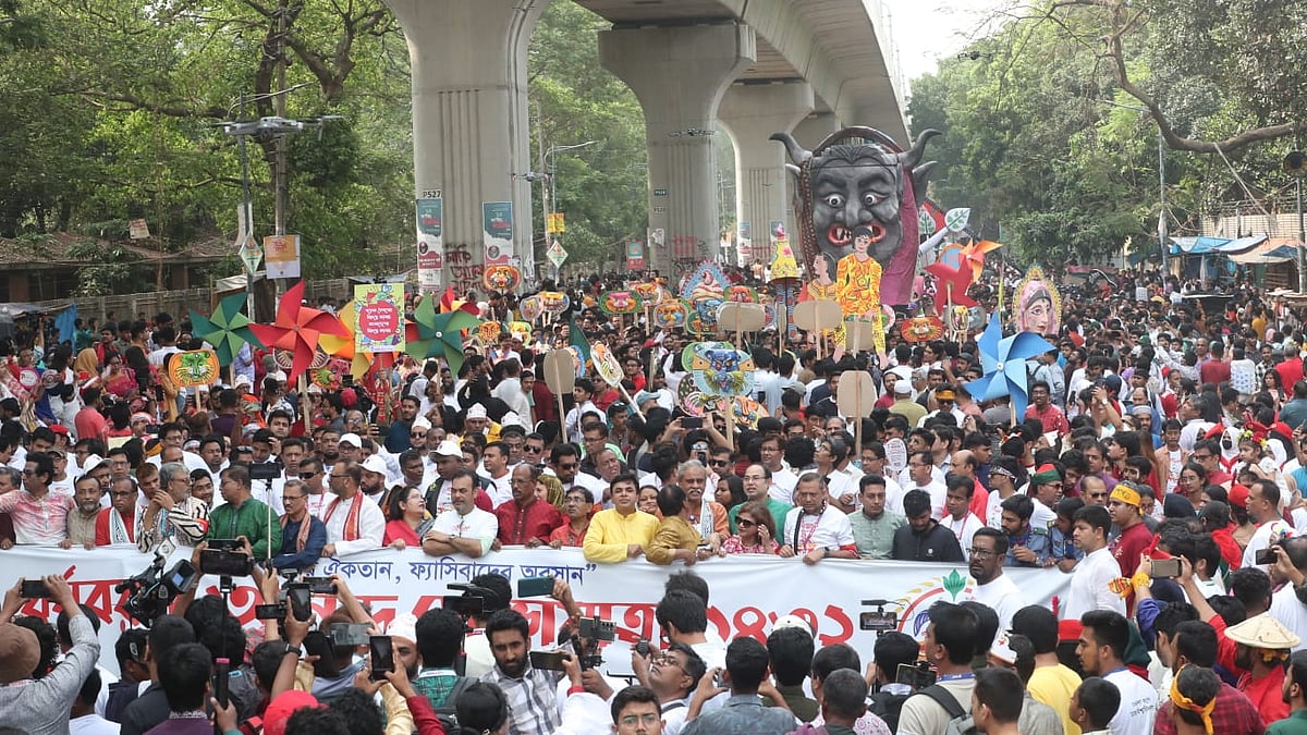 ঢাকা বিশ্ববিদ্যালয়ের চারুকলা অনুষদের উদ্যোগে আয়োজিত বর্ষবরণ আনন্দ শোভাযাত্রায় অংশ নেন হাজারো মানুষ।