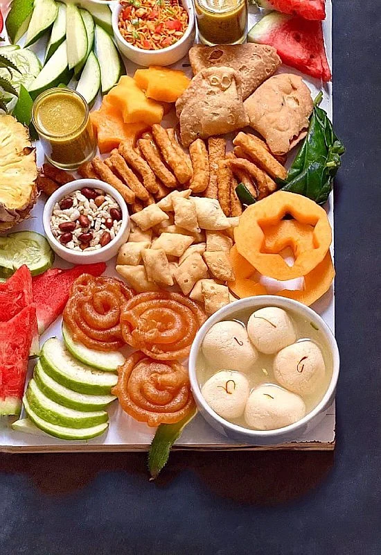 সব পাবেন এখানে। টক, ঝাল, মিষ্টি