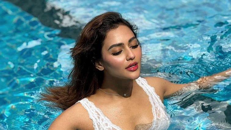 বিকিনিতে ছবি দিয়ে ঝড় তুললেন ফারিয়া