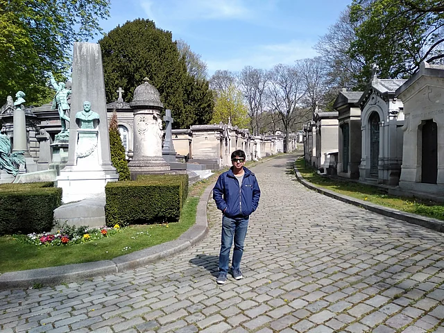 কবরখানার রাস্তায় লেখক