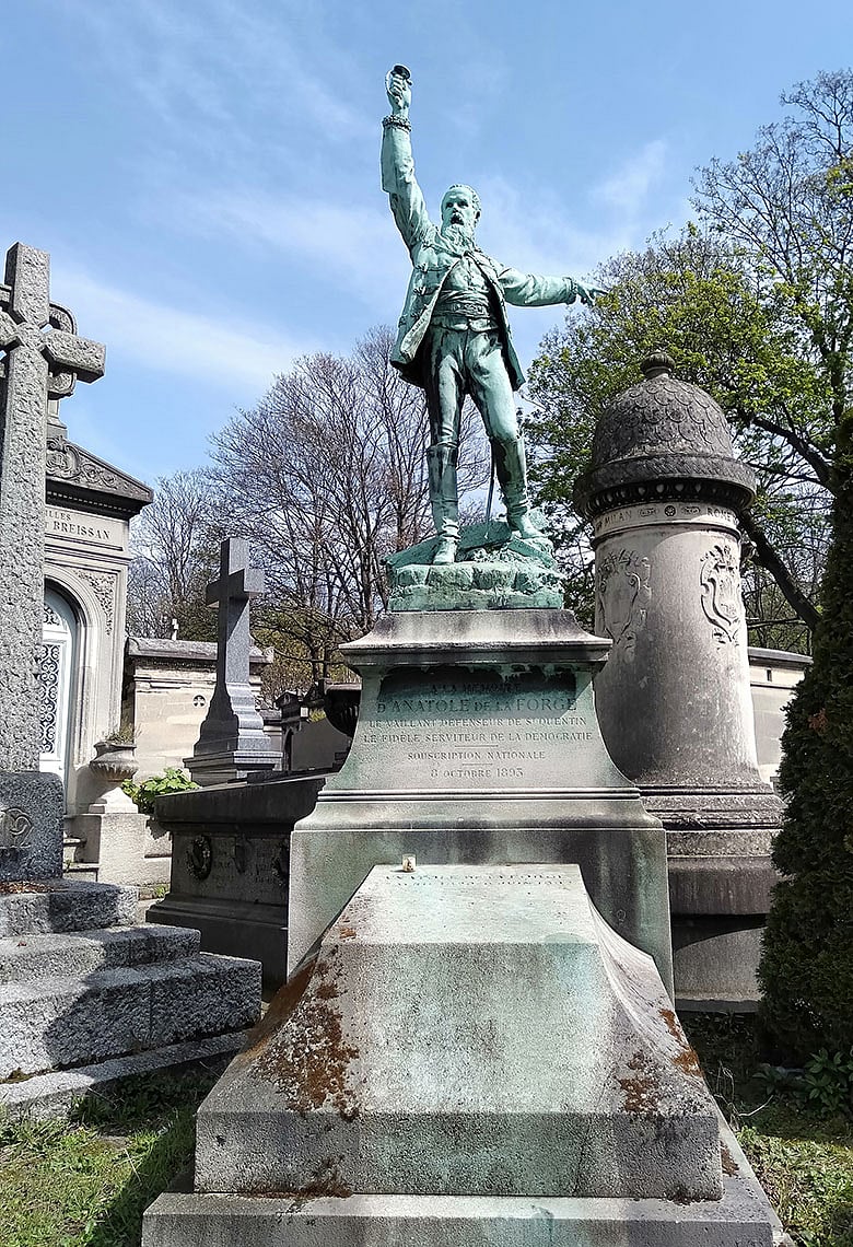 ফ্রান্সের সবচেয়ে বড় কবরস্থানে