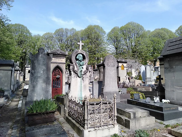 নানা ধরণের কবর দেখা যায় এখানে