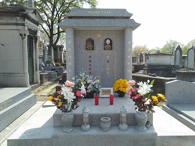 ফুল দিয়ে স্মরণ করছে প্রিয়জনেরা