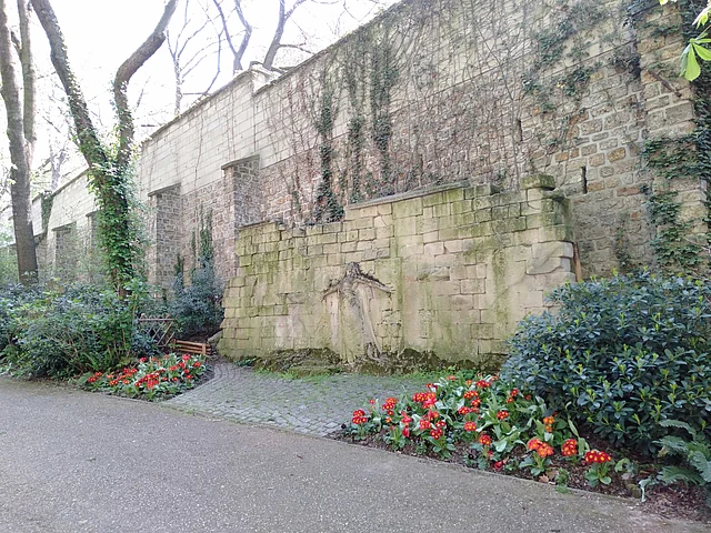 কবরস্থানের অলংকৃত দেয়ালে লতাগুল্মের আচ্ছাদন