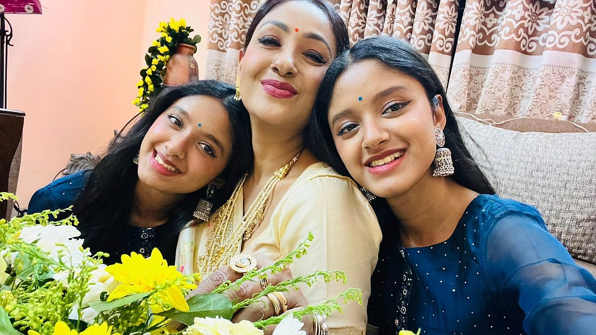 মায়ের সঙ্গে টাপুর টুপুর। ছবি: ফেসবুক