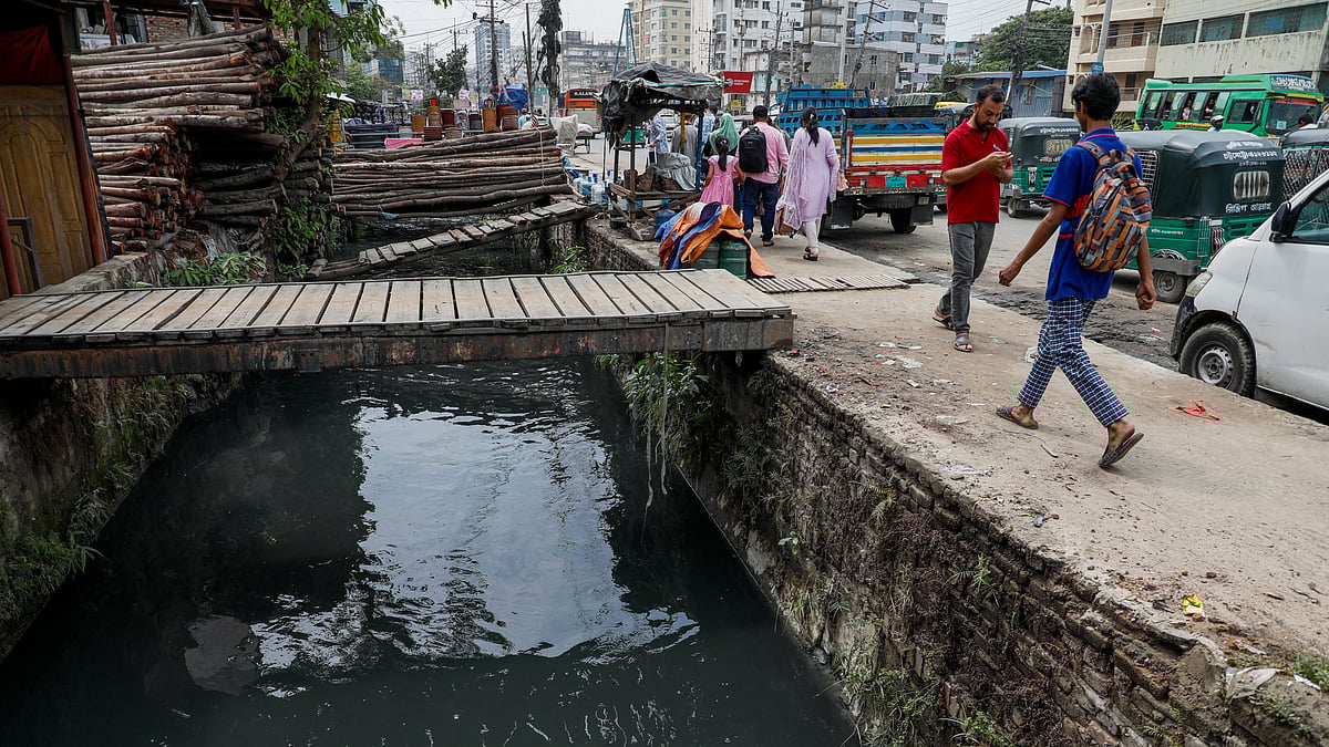 প্রতিদিন বহদ্দারহাট এলাকায় এভাবে ঝুঁকি নিয়ে চলাচল করে মানুষ