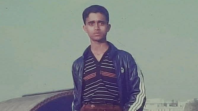 ৩০ বছর আগের এই ছবিটি পোস্ট করেছেন এই অভিনেতা। ছবি: ফেসবুক