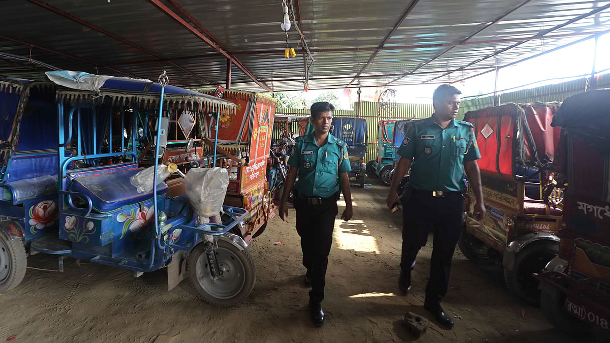 ব্যাটারিচালিত রিকশার একটি গ্যারেজে অভিযান চালাচ্ছে পুলিশ