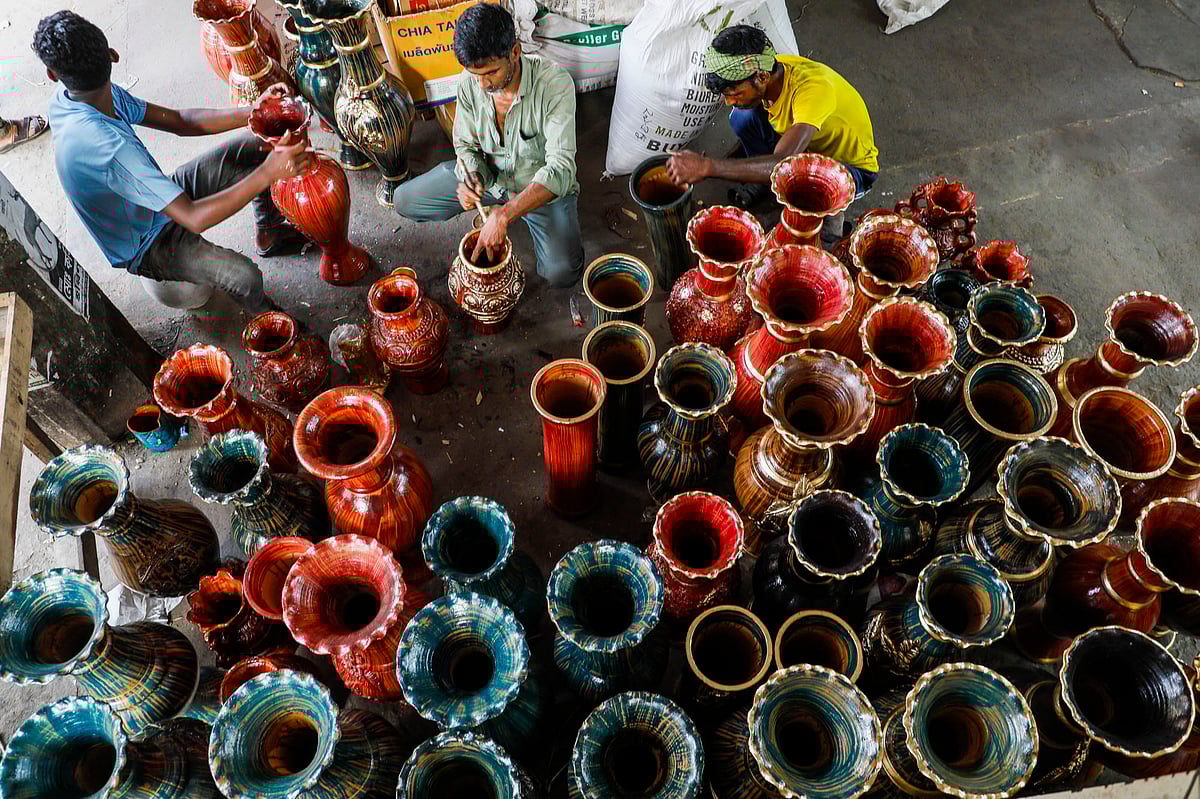 রং করে ফুটিয়ে তোলা হচ্ছে মাটির তৈরি জিনিসপত্র 
