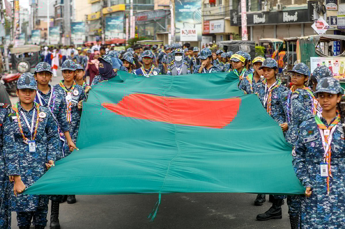 শোভাযাত্রায় জাতীয় পতাকা নিয়ে অংশগ্রহণ করে নৌ স্কাউট।
