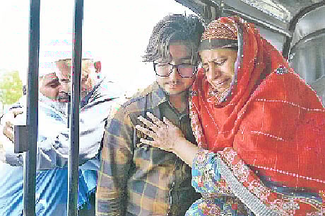 ভারত-পাকিস্তান: সীমান্তে গোলাগুলি, ফিরছেন ভিসা বাতিল হওয়া নাগরিকেরা -আল জাজিরা