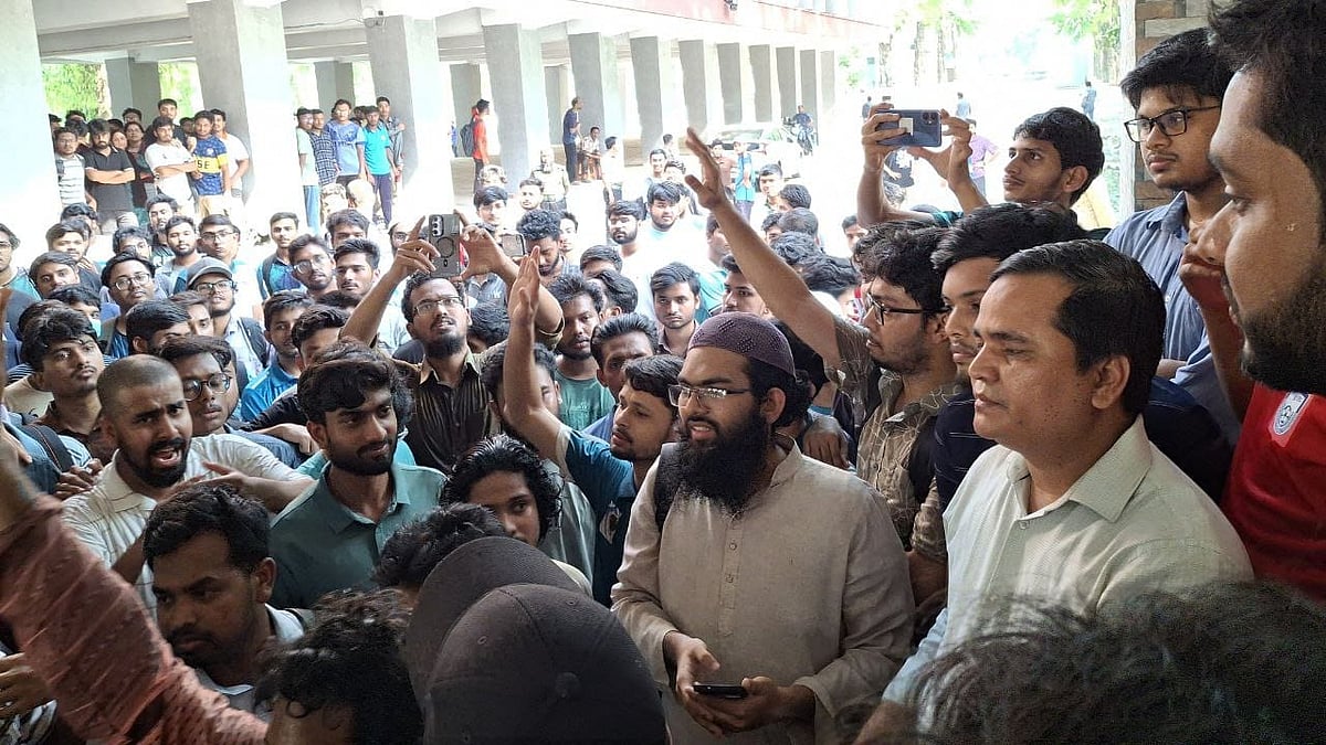 রুয়েট ফটকের সামনে বিএনপির কর্মী সম্মেলনের প্রস্তুতির প্রতিবাদে শিক্ষার্থীদের বিক্ষোভ। শনিবার বেলা তিনটার দিকে