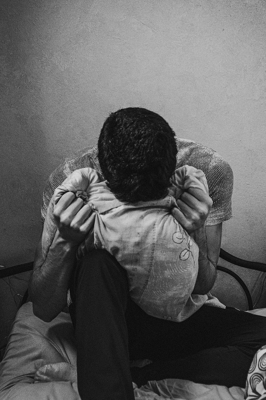 ভাইরাল চিৎকার থেরাপি: বালিশে মুখ গুঁজে কেন চিৎকার করে জেনজিরা
