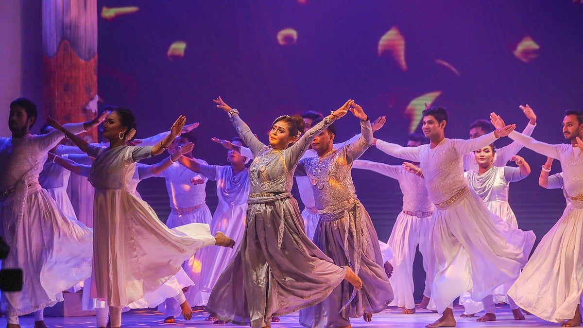 শুরুতে ‘আগুনের পরশমণি ছোঁয়াও প্রাণে’ গানের ছন্দে নৃত্য পরিবেশন করেন আনিসুল ইসলাম হিরু ও মাহবুবা মাহনূর চাঁদনী।