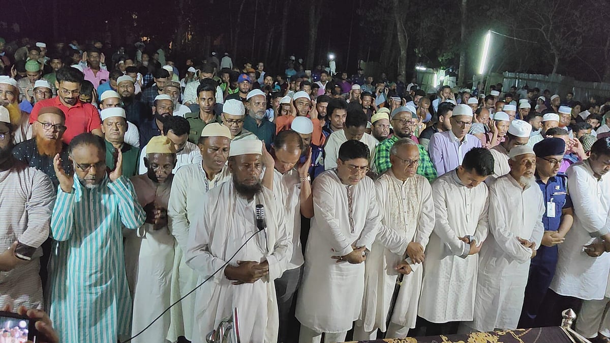 পটুয়াখালীতে শহীদ বাবার কবরের পাশে শা‌য়িত কলেজছাত্রী, কান্না থামছে না মায়ের