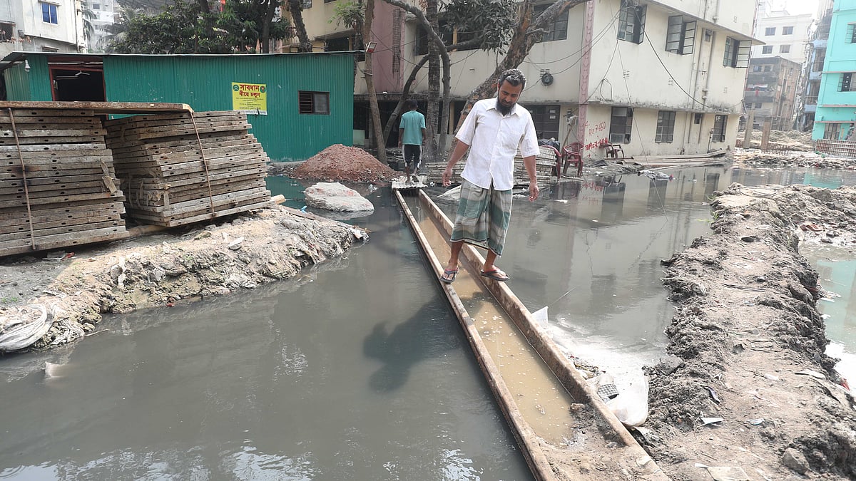 লোহার পাটাতন দিয়ে চলাচল করতে হচ্ছে।