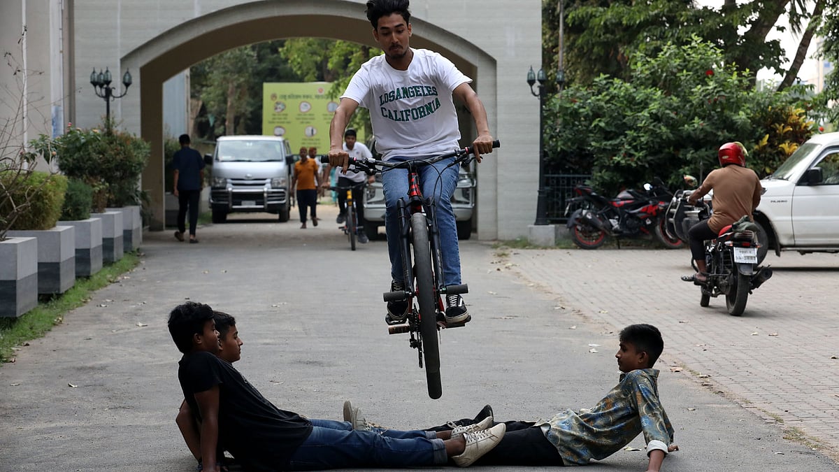 কয়েকজনের ওপর দিয়ে সাইকেল নিয়ে রীতিমতো উড়ে যাচ্ছেন একজন