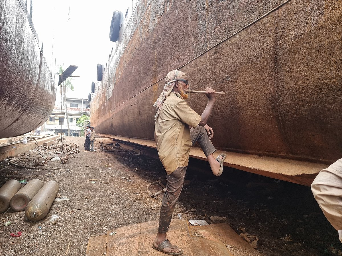 ‘আজ যদি কাজ না করি, আমাগোরে আর কাজে লইবো না’ by নোমান ছিদ্দিক