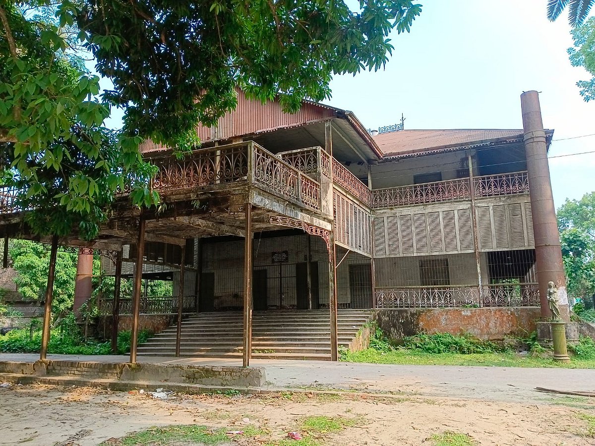 আলেকজান্দ্রা ক্যাসেলের সম্মুখভাগ। 