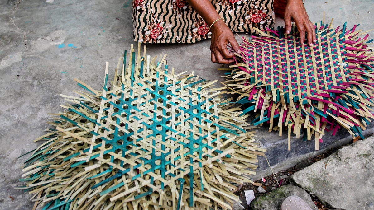 শুকনা তালপাতা প্রথমে চিকন লম্বাকৃতির করে কেটে নেওয়া হয়। এরপর সেগুলো দিয়ে পাখার নকশা তৈরি করা হয়