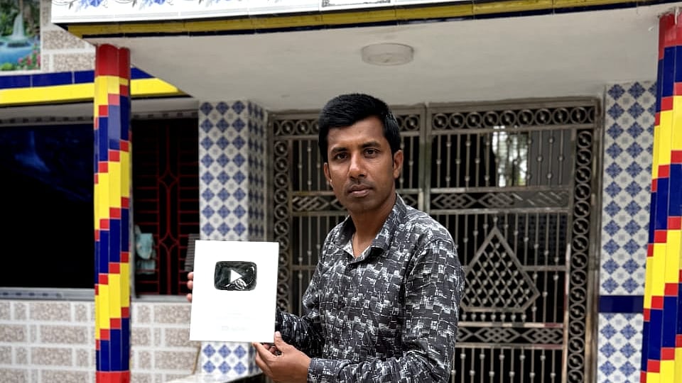কনটেন্ট বানানোর আয় থেকে বাড়িও করেছেন লোকমান। নাম দিয়েছেন ‘ইউটিউব বাড়ি’।