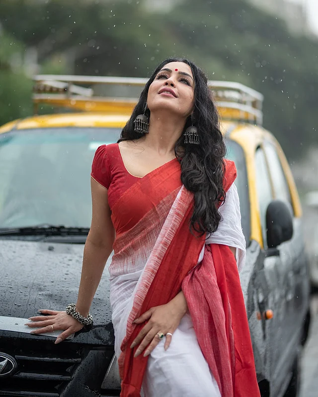 সাদা শাড়ি লাল পাড় আর ঝুমকায় অন্যরকম বৃষ্টিসিক্ত অভনিত