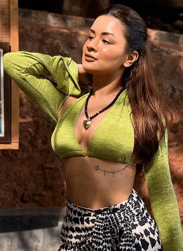 ডিপনেক সবুজ টপের সঙ্গে সাদা কালো স্কার্টের এই ছবিটিতে লাইক দিয়ে ভাইরাল করে দিয়েছেন বিরাট
