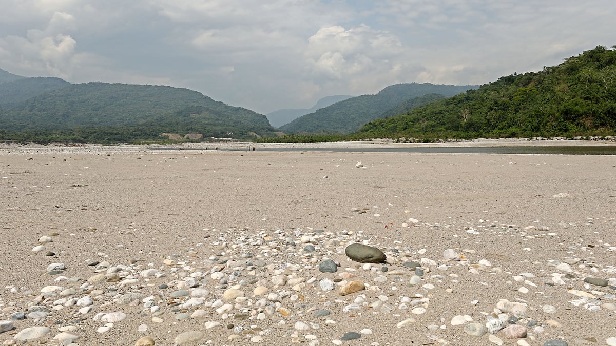 সাদা পাথর এলাকার পূর্ব দিকে এই স্থান থেকে পাথর লুট করে নেওয়া হয়েছে